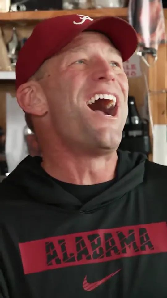Trend reference: the performer tips his head back and laughs.